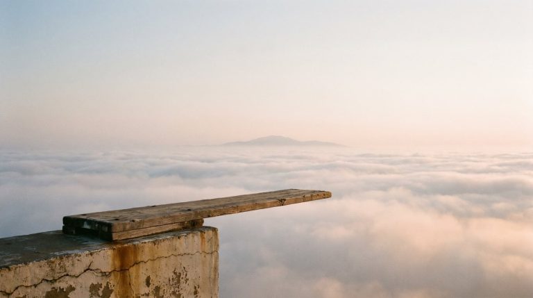 Leeres Sprungbrett hoch über einer Wolkendecke: Mut in der Führung heißt, die Fallhöhe zu kennen